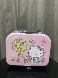 Hello kitty手提行李箱.有密碼鎖及束帶可掛於行李箱拉桿上