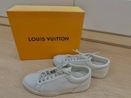 95成近全新 現貨 專櫃正品 Louis Vuitton 素色小白鞋 LV 真皮休閒鞋 運動鞋 男鞋 皮鞋 素色 LOGO 平底 精品 有購證 二手 名牌 名品