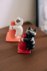 \ 小貓三角錐線香座 /