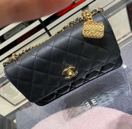 Chanel 魚子醬皮風琴袋