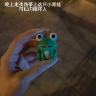 Katak Bermata Besar LED Rantai Kunci Pemancar Bunyi Prank Pelepasan Tekanan Katak Kecil Loket Beg ga