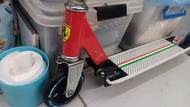正品法拉利小童摺疊滑板車， 鋁合金車架(輕身)，正常運作免維修，可預約到實體店試滑板車，售價$190。[深水埗交收],有意可以wts 51371512 或者致電23613055查詢或同我地約時間睇車🤗