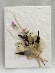 การ์ดอวยพรช่อดอกไม้แห้ง (ขนาด L) Handmade Mulberry Paper Card with Bunch of Dried Flowers (Size L)