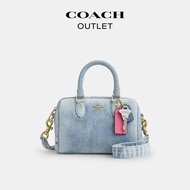 Coach | กระเป๋าสะพายข้าง Mini Rowan ลาย Signature Canvas พร้อมชาร์มตกแต่ง