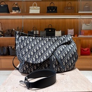 已售出【經典緹花、大容量實用】Dior Oblique Hobo 馬鞍腋下包｜Oblique 緹花布面｜附寬版皮革肩帶｜優雅與日常兼具的實背包