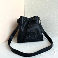 中古二手Chanel黑色魚子醬皮革水桶抽繩小包單肩側揹斜背孭手袋