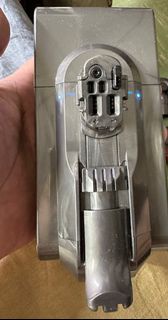 dyson  V11  absolute Pro ，原裝全新行貨電池未用過，有意可pm,我（不議價），荃灣至太子地鐵交收，早上10:00-中午3:30