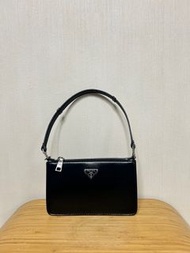 Prada 皮腋下包