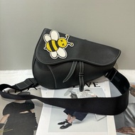 DIOR x Kaws聯名款黑色限定款小蜜蜂馬鞍包 尺寸約26/4/19/