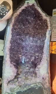 巴西紫水晶洞  21.9 kg
高450mm  闊220mm 
厚200mm