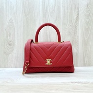 Chanel紅色荔枝皮金釦山形紋COCO Handle小號