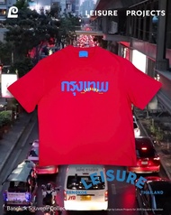 (Leisure Projects)LEISURE BANGKOK TEE เสื้อยืดผ้าคอลตอน ทรงoversized พิมพ์ลายการฟฟิคลายกรุงเทพ