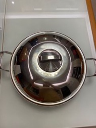 二手德國品牌 WMF 五層炒鍋 36cm  (直徑36公分)五層材質構成。鍋蓋為不鏽鋼材質