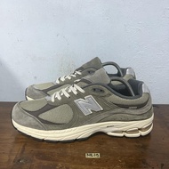 Sepatu second branded new balance 2002r grey white size 44