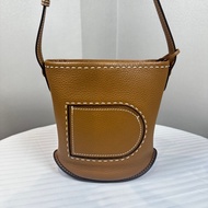 德爾沃/Delvaux Pin Mini Bucket Surpiqué 啡色焦糖色牛皮荔枝皮配手工縫線細節 水桶包 斜背包 21x11x20cm