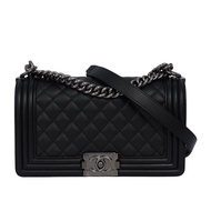 【CHANEL 香奈兒】荔枝牛皮菱格紋銀釦 Boy Chanel 25cm(黑色)/ 平行輸入