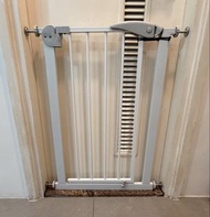 白色嬰兒門欄 （ white safety gate for baby)