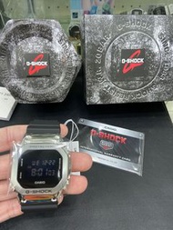 CASIO卡西歐G-SHOCK (金屬質感不鏽鋼)搭配樹脂錶帶 經典的方型(男) GM-5600-1