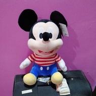 Anak patung mikey mouse