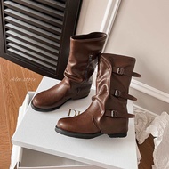 chloe.store GLADIOLUS BOOTS รองเท้าบูทหุ้มข้อสูง แบบสวม สีน้ำตาล ดำ