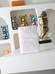 全新🌸Louis Vuitton LV Monogram Empreinte 白粉 壓紋牛皮護照套