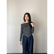 EVERCLO - Namkyung Off Shoulder Top - Women's Asymmetrical Off Shoulder Top Long Sleeve