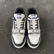 01860 lv trainer黑白魔術貼42碼無盒，成色不错