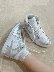 รองเท้าผู้หญิง Nike Air Jordan 1 Mid SE WMNS Metallic Silver - FN5031-100 - 38.5