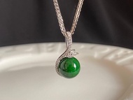 翡翠吊墜  採用一粒翡翠水潤辣綠花青珠鑲嵌18k+真鑽(配上圓鑽及欖尖鑽)吊墜(不包頸錬)