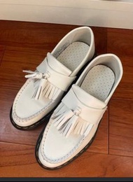 Dr. Martens 白色流蘇樂福鞋
