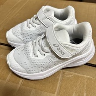 幾乎全新👆🏻童裝Asics亞瑟士 全白色兒童運動鞋👟舒適透氣波鞋，N班K1返學鞋，幼稚園室內白鞋，魔術貼易穿易除、出街休閒鞋。USk10，size 27碼，UKk9，17cm腳長（3歲、4歲著）幼兒男