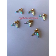 Sequins, scattered sequins, pearls, scattered sequins