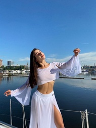 適合空中瑜珈的長裙式鋼管舞服裝，內含內褲與透明長袖上衣。