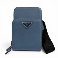全新未使用商品 ▼PRADA 2ZH126 Saffiano 皮革三角形 logo 三角Plate手機殼單肩包 藍色 銀色五金 男士 帶包裝盒