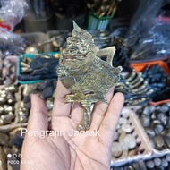 Keri s emar kuncung Holds A Collection Of Buttonscarves While PJ75433