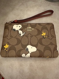 Coach x Snoopy corner zip wristlet