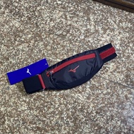 กระเป๋าวิ่ง Mizuno Running Waist Pouch ‘BLACK/RED’