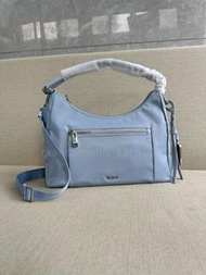TUMI Adelaide 真皮新月斜背包