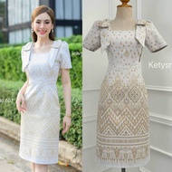 เดรสผ้าไทยสีขาว ผ้าทอลายแพรว อัดกาวทั้งชุด คอเหลี่ยม ไหล่โบว์ ทรงตรง ซิบหลังkw