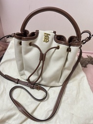 正品 Burberry TB drawstring bucket bag 米白色帆布拼皮水桶袋cavas white black tote crossbody camera belt waist ha