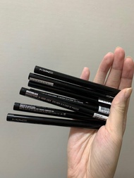 剩4支Mac  黑色眼線筆 eyeliner 無盒 無用過 貨裝 超精細眼線液 24h超細緻眼線液是一款擁有錐形筆尖的眼線液筆 能畫出極細緻或較粗的眼線 霧面質地 原價$200 現價$60一支 兩支起