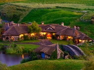 Hobbiton and Waitomo Caves Tour