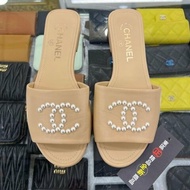 東區正精品㊣CHANEL G38360 全新香奈兒駝色全皮珍珠雙C鞋拖鞋 36.5號 RZ6301