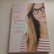 N4/Art Geeks and Prom Queens: A Novel/By Alyson Noël/Eng/fiction/relationship/Cond B+