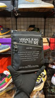 【鄭峰香水。精品】 Versace Jeans Couture 霧黑複合尼龍浮印LOGO側背薄小包/手機包