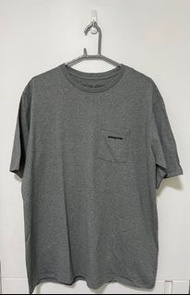 PATAGONIA®男款 P-6 LOGO POCKET RESPONSIBILI-TEE® 灰色 短袖上衣