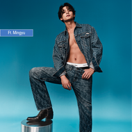 CALVIN KLEIN กางเกงยีนส์ผู้ชาย 90S Straight All Over Printed Denim รุ่น 4LB774G XEB - สีฟ้า