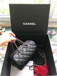 CHANEL 黑色菱格紋圓筒手袋