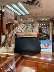 ✨門市現貨 無需預約✨ Hermes Herbag 31 太妃金拼黑色金扣