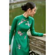 Close-up of real video to sharp, beautiful green dress, bewildered